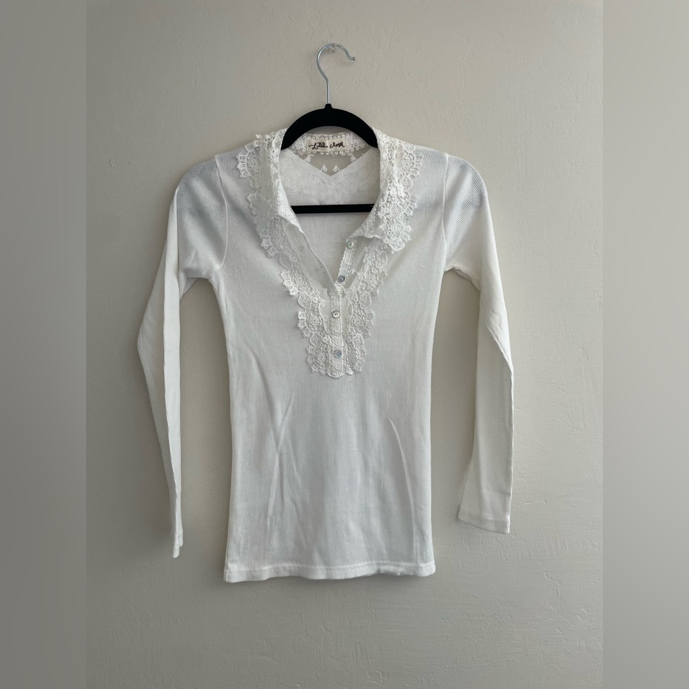 White Ribbed Long Sleeve Top with Lace Collar Detail and MOP Shell Buttons NWOT